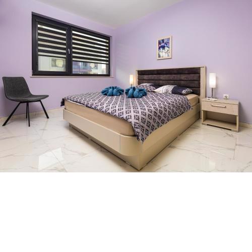 The Purple 1DB Apartment with a Parking Spot