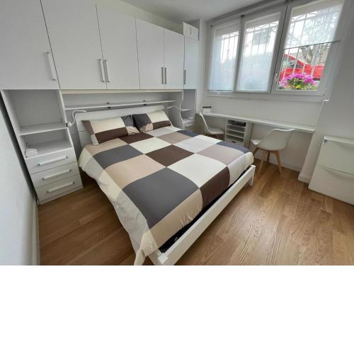 The Small White House In Milan