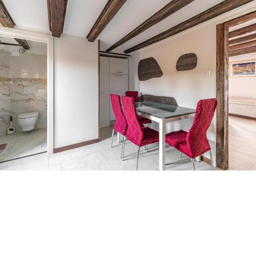 The Venice Red Door Apartment