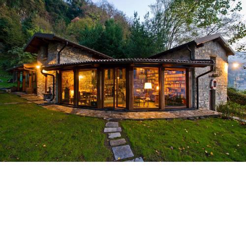 The Writer's Nest Waterfront Villa by Rent All Como