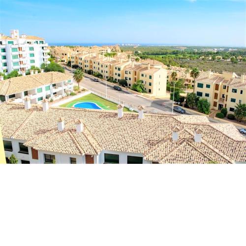 This fantastic 2 bedroom, 2 bathroom penthouse apartment is located in the highly sought after area of Campoamor Golf