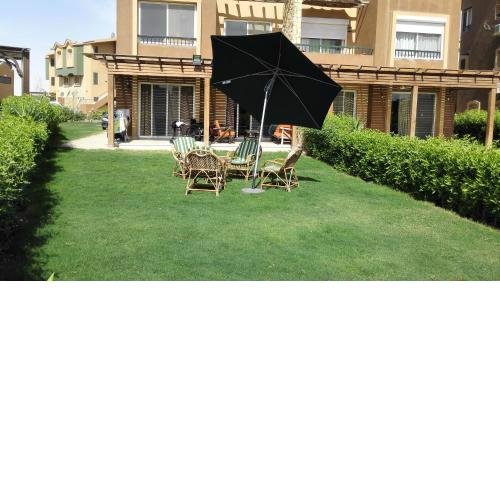 Three-Bedroom Garden Chalet at Marina Wadi Degla For Families