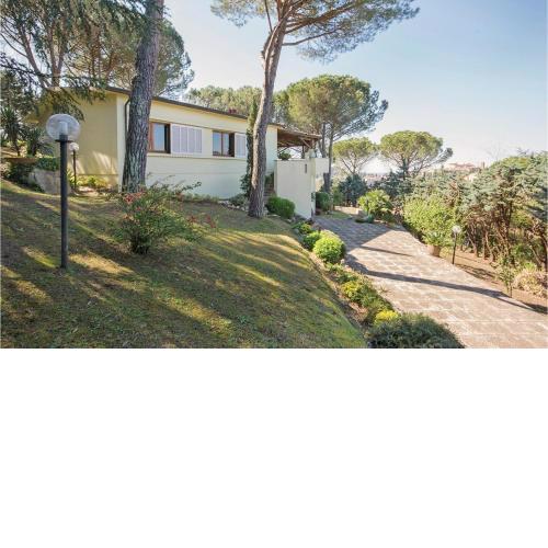 Three-Bedroom Holiday Home in Lari (PI)