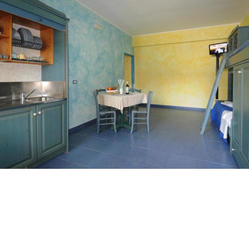 Three-room apartment a stones throw from the sea