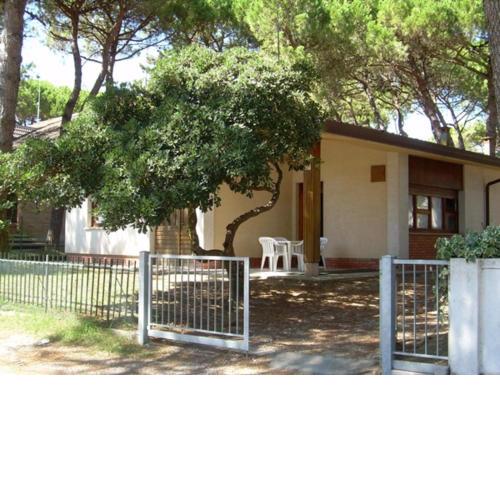 Three-Room Apartment in a Family House with Shared Garden in Lignano Pineta