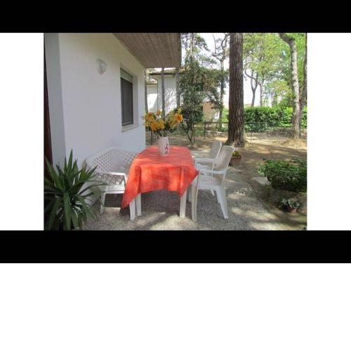 Three-room apartment in villa - ground floor - private garden