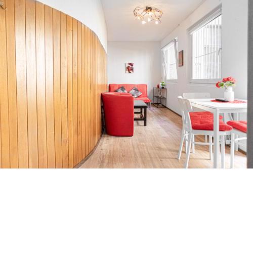 Timeless Red 1BR Apartment - Great for Longstays
