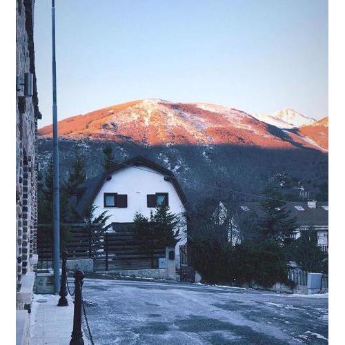 tipica baita con vista sul monte magnola