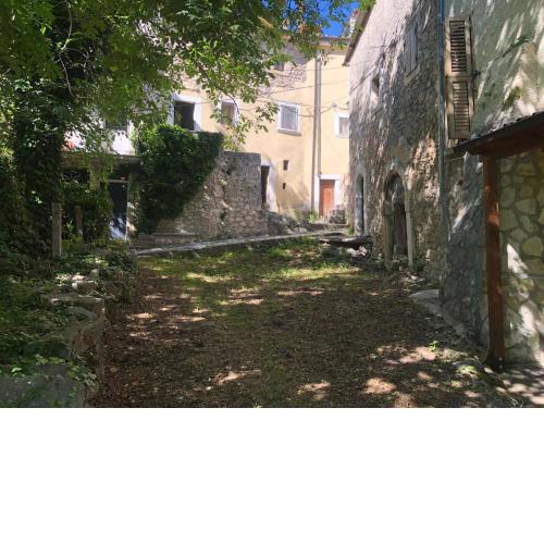 tipica casa in pietra immersa nella natura..