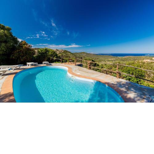 Tipica Casa Sarda con Piscina Privata e Vista Mare