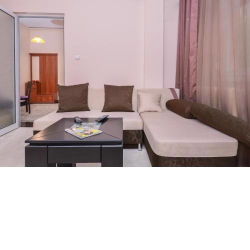 TOP CENTER The Coffee House One Bedroom Apartment