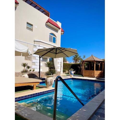 Top Floor Apartment - Private Terrace, Communal Pool and Garden