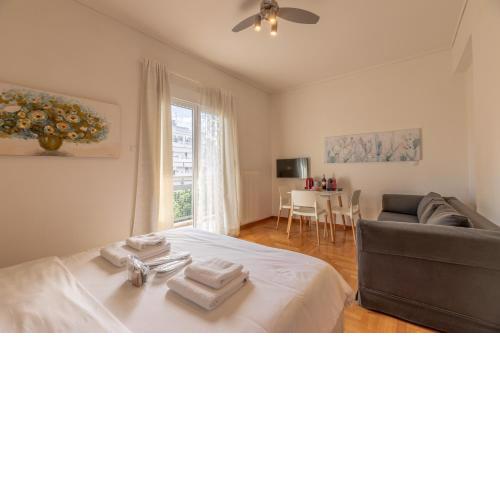 Top sightseeing 3rd floor studio on a paved road!