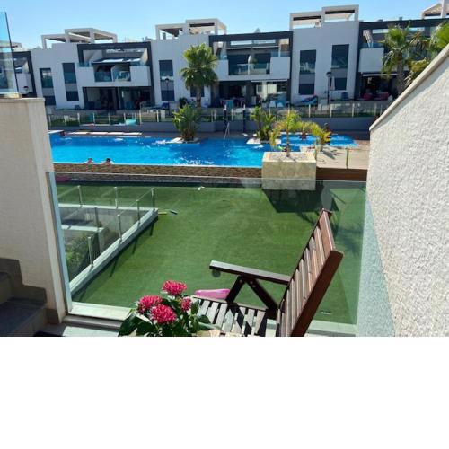 Torrevieja, Punta Prima, Oasis Beach 9, Penthouse luxury flat 87m2 with pool, private sun deck, terrace next to the living room