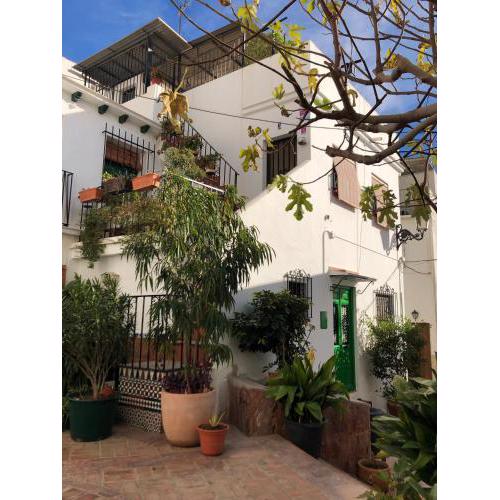 Traditional central 2 Double bed apt in quiet square