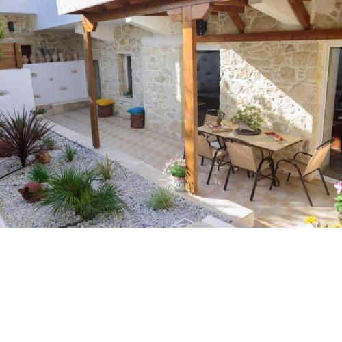 Traditional House 2 with Pool