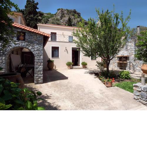 Traditional Stone Home 30 min. from famous Beaches