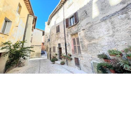 traditional town house central Spoleto - car is unnecessary - wifi - sleeps 10