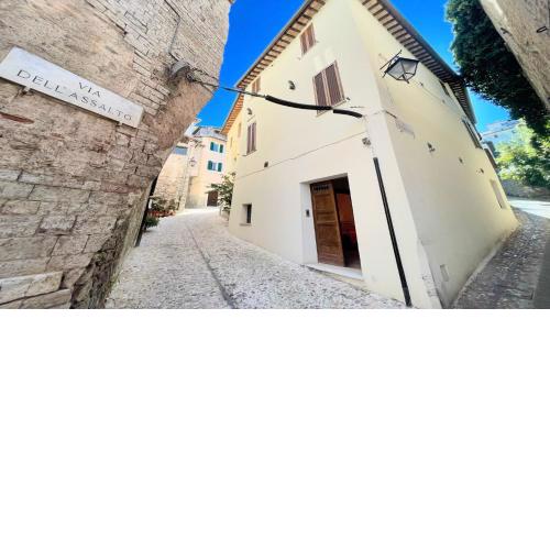 traditional town house central Spoleto - car unnecessary - wifi - sleeps 10