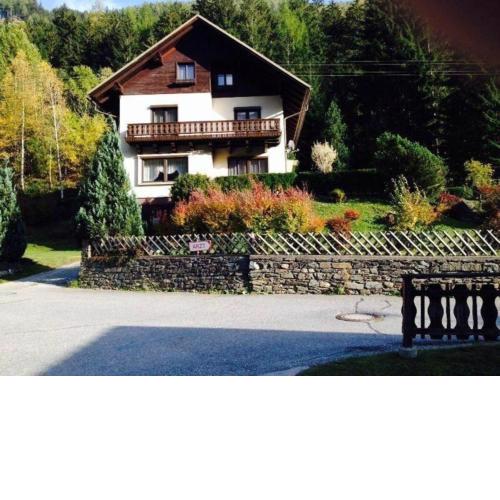 Traditionell eingerichtetes Ferienhaus für die ganze Familie in ruhiger Lage am Berg für 8 Personen
