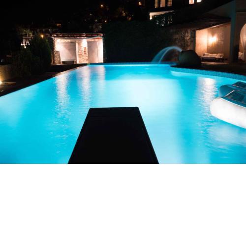 Tranquil Infinity Pool Getaway (private jacuzzi and steam bath, pool, garden, sea and city views)