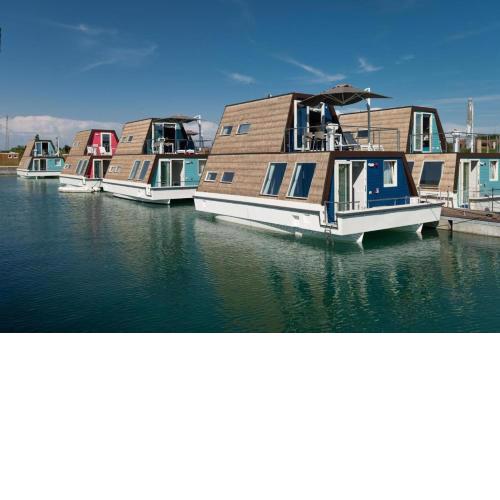 Tranquil Marina Azzurra Resort House boat 2 Bedroom sleeps 6