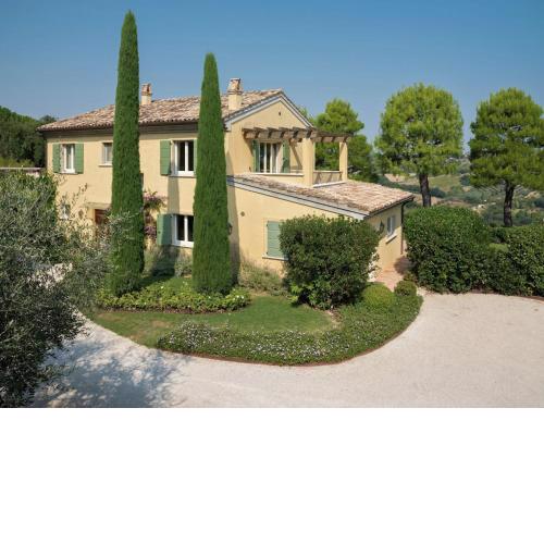 Tranquil Villa in Marche with swimming pool and tennis court