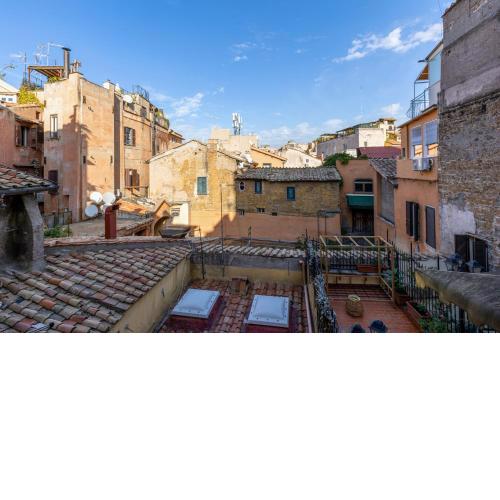 Trastevere house with balcony,quiet NEW