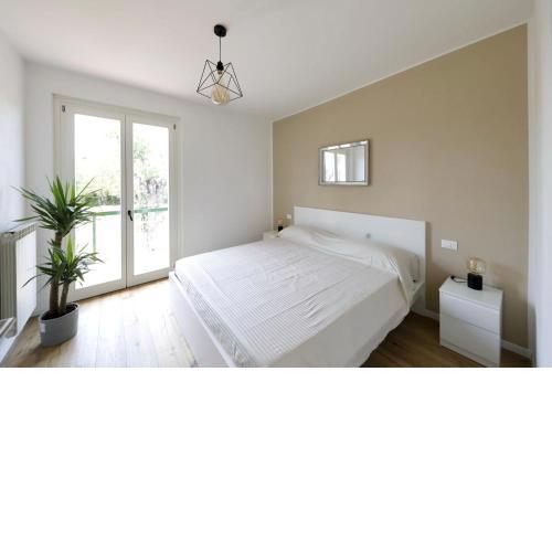 Trendy Aparment with garage right by the lake
