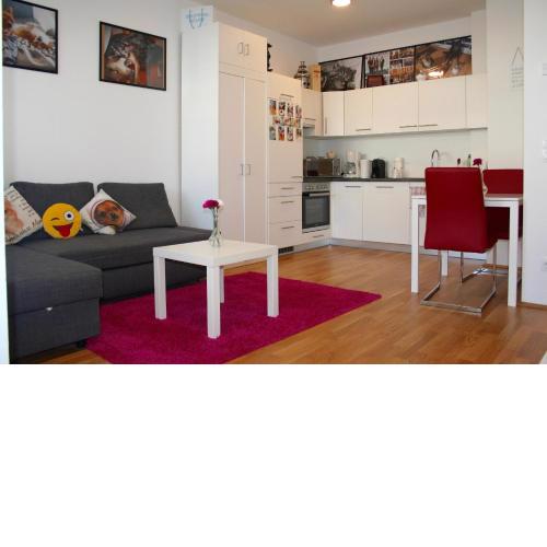 Trendy Danube Apartment - Close to UN