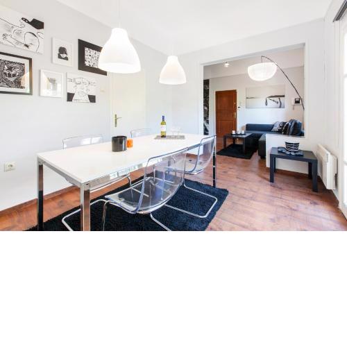 Trendy Minimal Flat in posh Athens