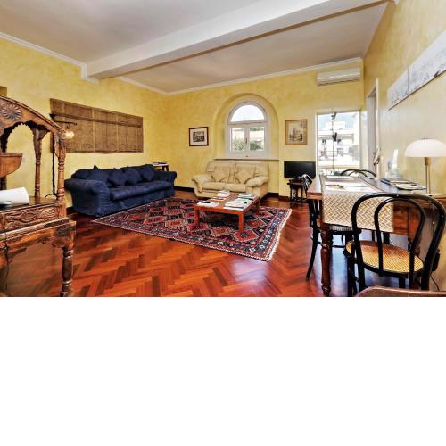 Trevi Comfortable Apartment with Terrace | Romeloft
