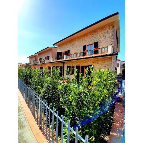 TRILO CRISTINA CON GIARDINO - IN CENTRO A SIROLO