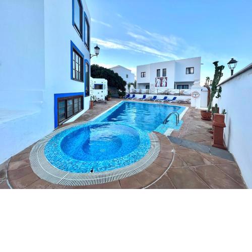 Triple classic, desajuno, wifi gratis, con estupenda piscina en Yaiza