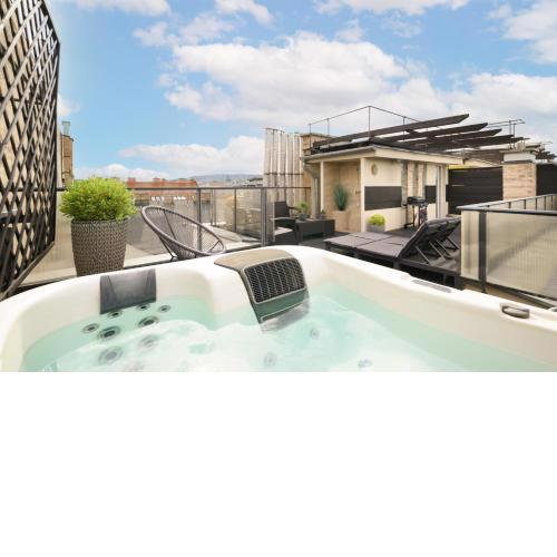 Triplex, Rooftop with Parlament view & Jacuzzi