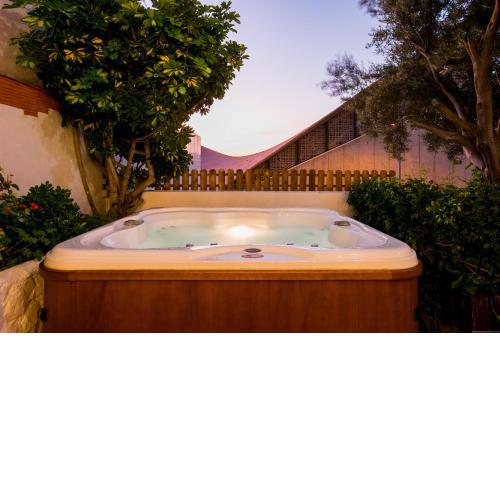 True Canarian 6 bedrooms villa with hot tub