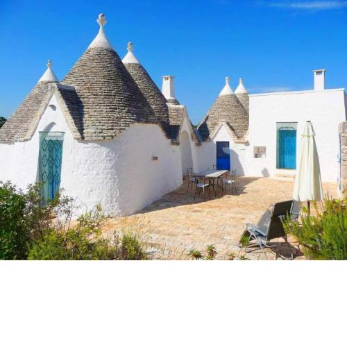 TRULLO AZZURRO...in un mare di verde