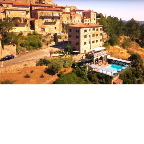 Tuscan Farmhouse with 7 Apartments for max 30 persons