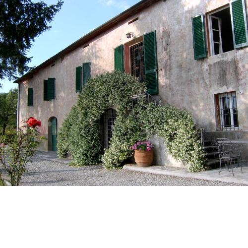 Tuscan villa with views and pool. Hosts up to 15