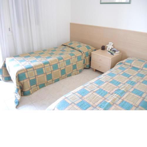 Two-Bedroom flat with balcony and private garden - By Beahost Rentals