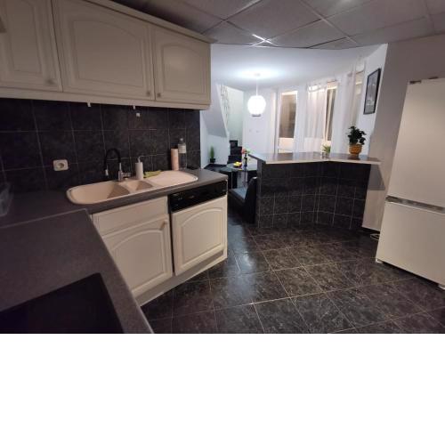 Two Bedroom Two floor Apartment Free Parking