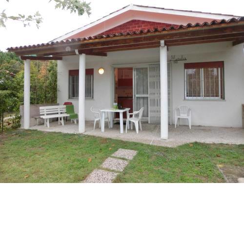 Two-Bedroom Villa with private garden and parking - By Beahost Rentals