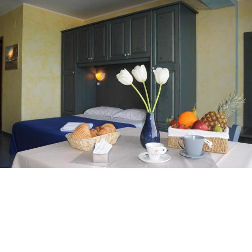 Two-room apartment a stones throw from the sea