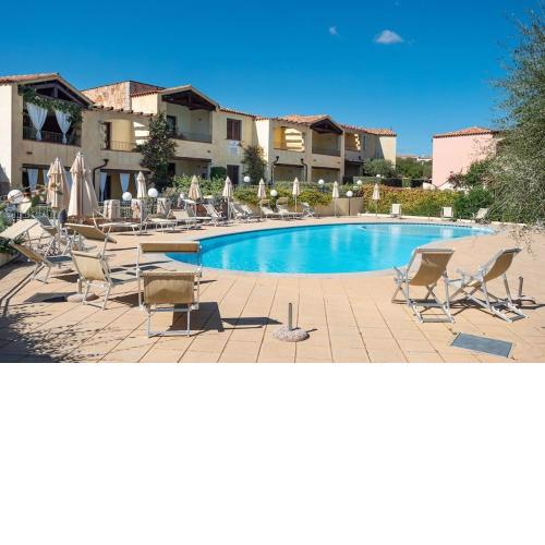 Two-room apartment facing the pool in an elegant setting just 2 km from the sea