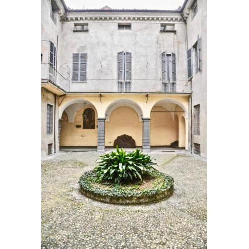 Two rooms apartment in Palazzo Malaspina