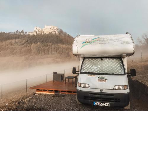 Ubytovanie v autokaravane pod hradom