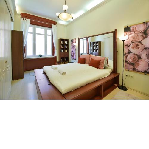 Ultra central homey apartment at Synagogue