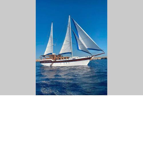 Un barco clásico con alma propia cerca de Barcelona