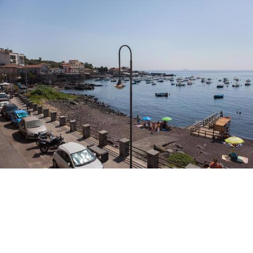 Un tuffo nella baia di Capomulini