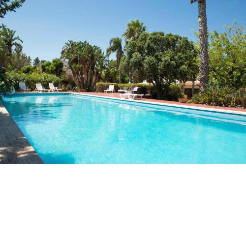 Una Scogliera sul Mare con Piscina by Wonderful Italy